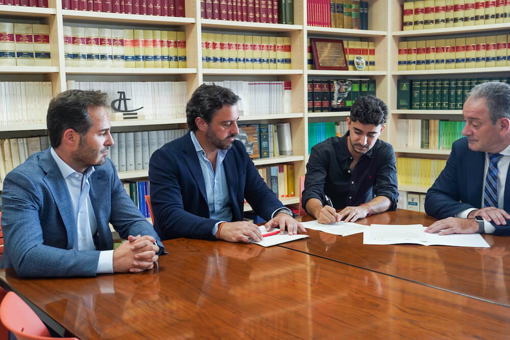 Firma acuerdo Esteban Seco